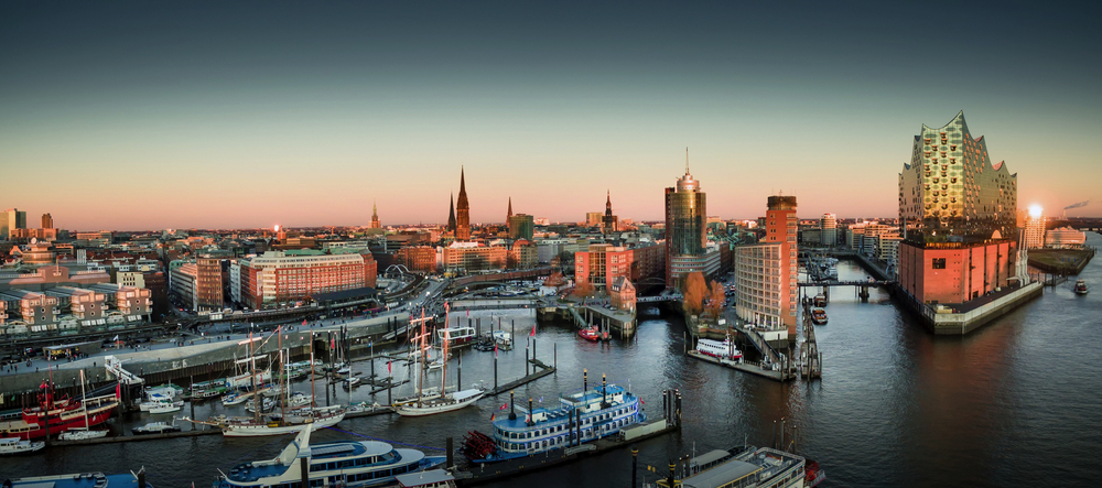 Elbphilharmonie und Hafencity bei Sonnenuntergang