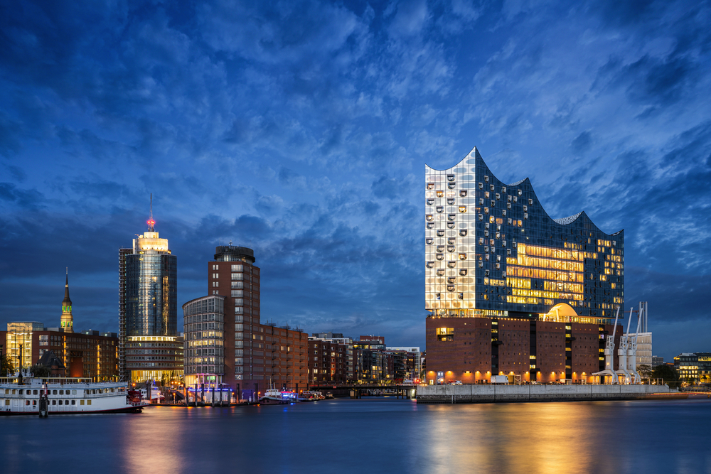 Nacht-Skyline von Hamburg mit Elbphilharmonie
