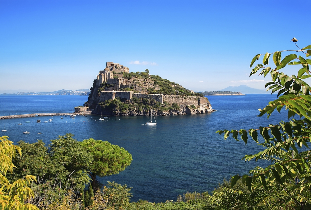 Castello Aragonese, Aragonesisches Schloss, Insel Ischia, Kampanien, Italien, Europa. Insel Procida und Festland Italien im Hintergrund