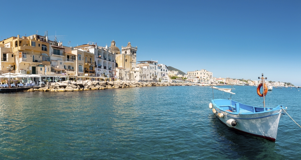 Blick auf Ischia Ponte mit Meer und Booten
