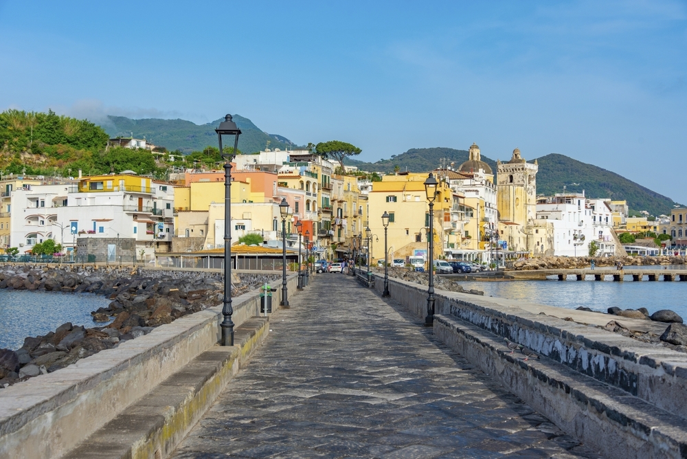 Der Blick auf den Hafen von Porto d'Ischia von einer Brücke zur arabischen Burg auf der Insel Ischia, Italien