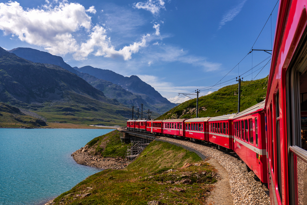 Rhätische Bahn am Lago Bianco und Berninapass im Kanton Graubünden, Schweiz