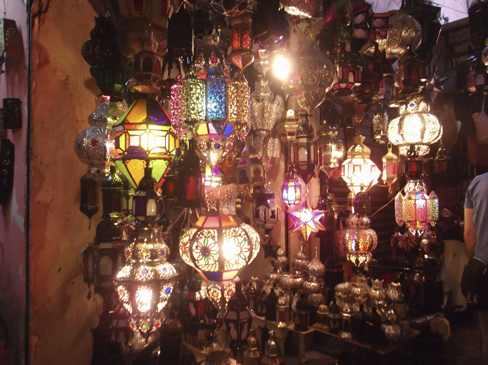Marktstand in Marokko mit bunten, kunstvoll verzierten Laternen und Lampen