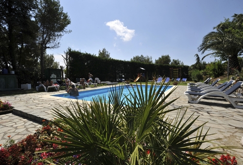 Außenpool des Hotels O Sole Mio in Sant’Agata sui Due Golfi mit Liegestühlen, Palmen und mediterranem Gartenbereich im Sonnenschein