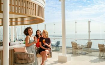 Freundinnen an der Bar auf dem Deck des Mein Schiff 2