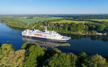 Die MS Hamburg im Hamburg-Kiel-Kanal