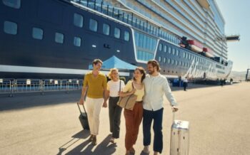 Paare laufen vor dem Mein Schiff 2