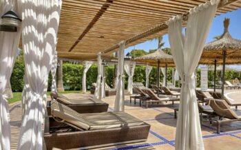 Liegen am Pool des Hotel El Cod